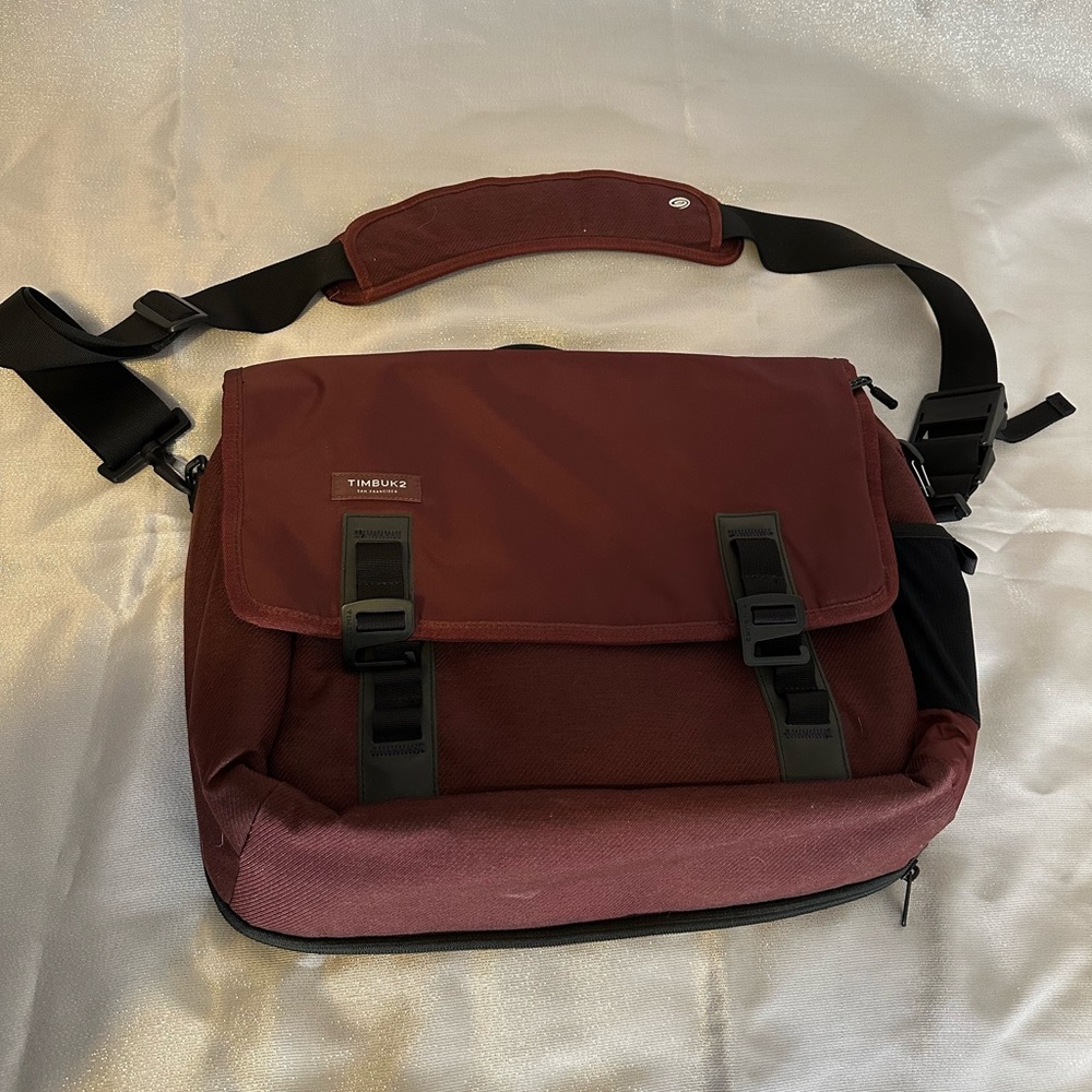 Excellent Timbuk2 Burgundy Messenger/Crossbody Laptop 15-17” Computer Padded Bag